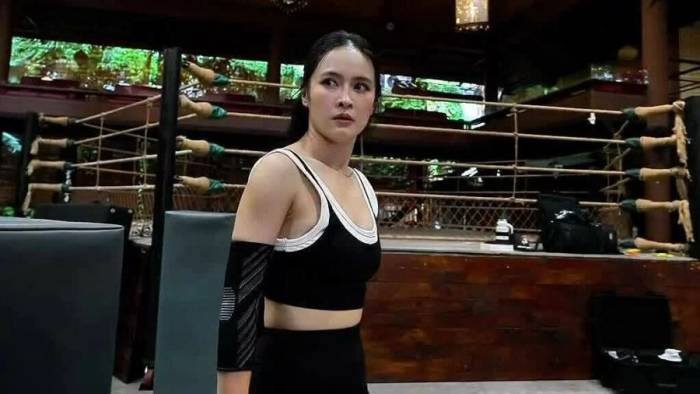 Trần Thiên Tú tập một bài đánh với các võ sĩ MMA tại võ đường Johnny Trí Nguyễn
