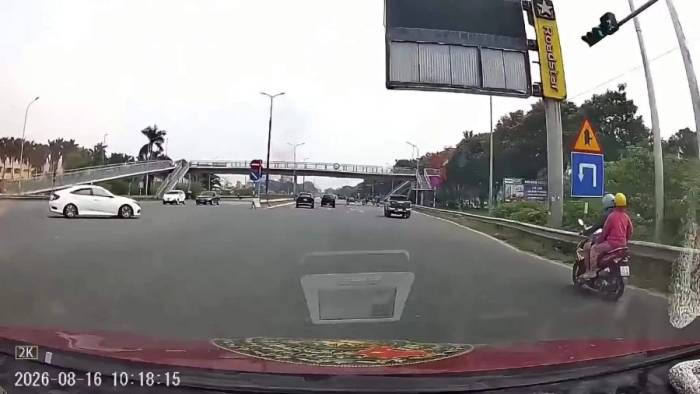 Ôtô đang đi thẳng bị tông ngang tại giao lộ, ai sai?
