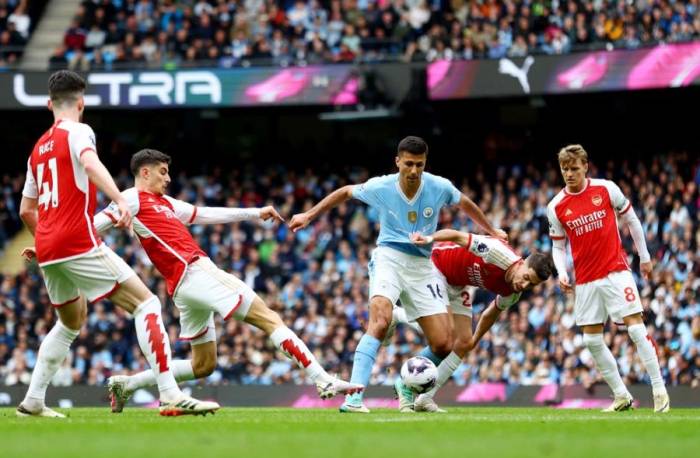 Rodri cầm bóng giữa vòng vây của đối phương ở trận Man City - Arsenal trên sân Etihad ngày 31/3/2024. Ảnh: Reuters