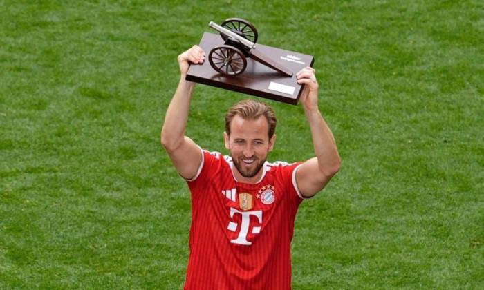 Kane nâng cao phần thưởng Vua phá lưới Bundesliga mùa 2025-2026 trên sân Allianz Arena, Munich, Đức ngày 16/5/2026. Ảnh: FC Bayern