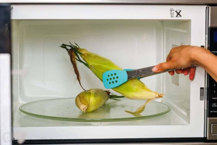 Để nguyên vỏ khu hấp ngô trong lò vi sóng. Ảnh: Natashas Kitchen