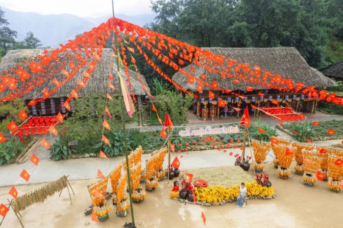 Bản Mây nằm dưới chân núi. Ảnh: Sun Group
