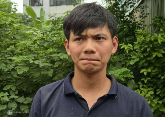 Công nhân Nghiêm kể giây phút thoát nạn. Ảnh: Gia Chính