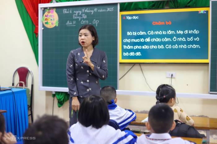 Giáo viên, học sinh trường Tiểu học Hưng Lợi, xã Lam Thành, tỉnh Nghệ An, trong một giờ học. Ảnh: Đức Hùng