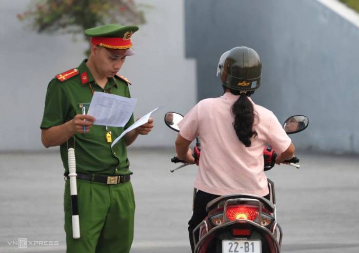 Tất cả người ra vào điểm thi được lực lượng công an kiểm soát, đối chiếu thông tin, sáng 14/8. Ảnh: Thanh Hằng