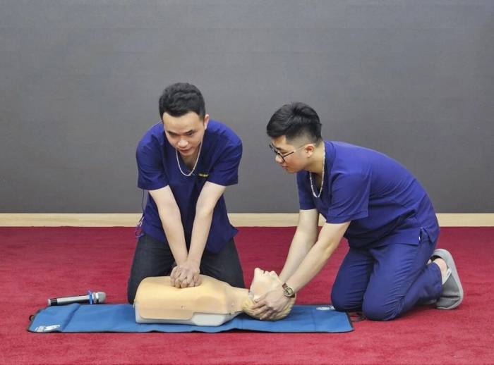 Bác sĩ Bạch Mai hướng dẫn sơ cứu người bị nạn. Ảnh: Thành Dương