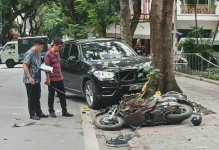 Công an khám nghiệm hiện trường vụ tai nạn. Ảnh chụp từ màn hình
