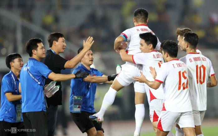Quang Hải ăn mừng bàn thứ hai của đội nhà trong trận Việt Nam thắng Malaysia 2-0 ở lượt đi bán kết ASEAN Cup 2026, tối 16/8 trên sân Kuala Lumpur, Malaysia. Ảnh: Đức Đồng