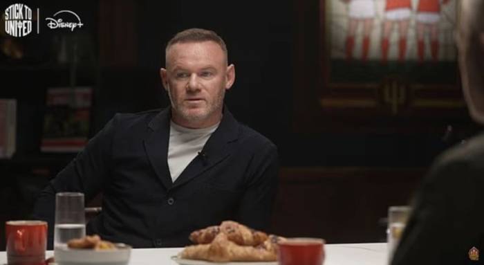 Wayne Rooney trong tập đầu tiên của podcast Stick to United trước thềm mùa 2026-2027.