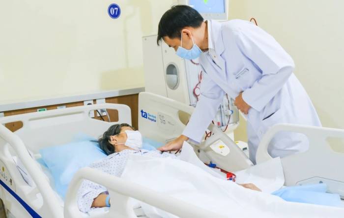 BS.CKI Lại Tấn Tài theo dõi sức khỏe cho một bệnh nhân đang lọc máu bằng phương pháp HDF Online. Ảnh minh họa: Phòng khám Đa khoa Tâm Anh Quận 7