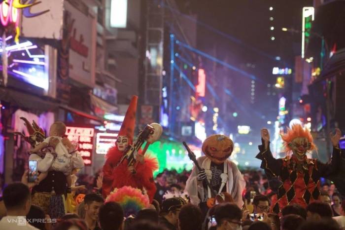 Lễ hội Halloween trên phố Bùi Viện, TP HCM. Ảnh: Thanh Tùng