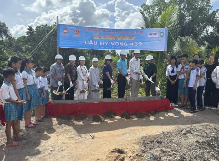Đại diện ấp Mỹ Thành và người dân, học sinh ấp Mỹ Thành chung tay góp sức trong lễ khởi công cầu 459. Ảnh: Tiến Danh