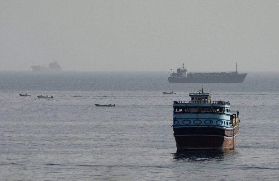 Tàu thương mại trên eo biển Hormuz nhìn từ Musandam, Oman, ngày 3/8. Ảnh: Reuters