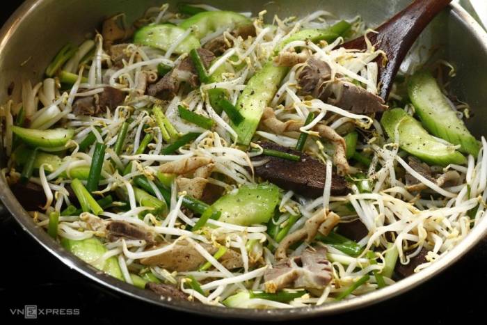 Nội tạng động vật là món được nhiều người yêu thích, nhưng cần hạn chế ăn để giảm mỡ máu hiệu quả. Ảnh: Bùi Thủy