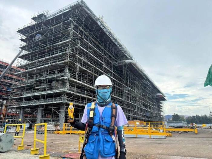 Anh Đỗ Cao Thức trở thành khách hàng thứ 2 trúng giải Đặc biệt trị giá 100 triệu đồng từ chương trình Xé ngay trúng liền trong hè năm nay. Ảnh: NVCC