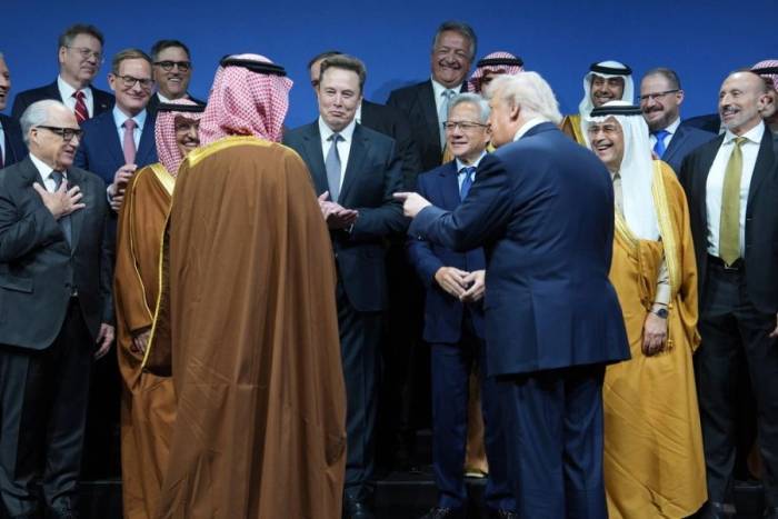 Tổng thống Donald Trump nói chuyện cùng Thái tử Arab Saudi Mohammed bin Salman, tỷ phú Elon Musk, CEO Nvidia Jensen Huang và những người khác tại sự kiện ở Trung tâm Kennedy ngày 19/11/2025. Ảnh: AP