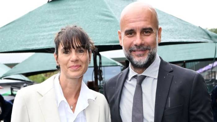 Guardiola và người vợ Cristina Serra (trái) tại giải tennis Wimbledon ở All England Lawn Tennis and Croquet Club, Anh ngày 6/7/2024. Ảnh: Rex