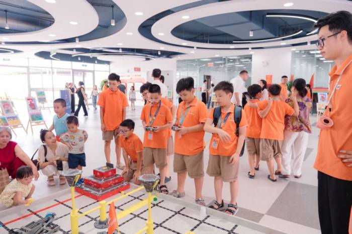 Học sinh trải nghiệm robotics ngay sau lễ khánh thành và ngày hội tựu trường. Ảnh: Thanh Sơn