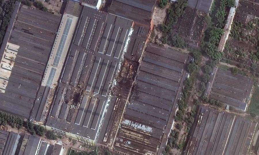 Lỗ thủng trên mái một tòa nhà ở Trung tâm Vũ trụ Tên lửa Progress trong ảnh vệ tinh chụp hôm 18/8. Ảnh: Vantor