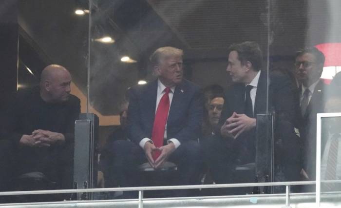 Tổng thống Donald Trump và tỷ phú Elon Musk trò chuyện trong lễ tưởng niệm Charlie Kirk ở Glendale, Arizona, ngày 21/9/2025. Ảnh: AP