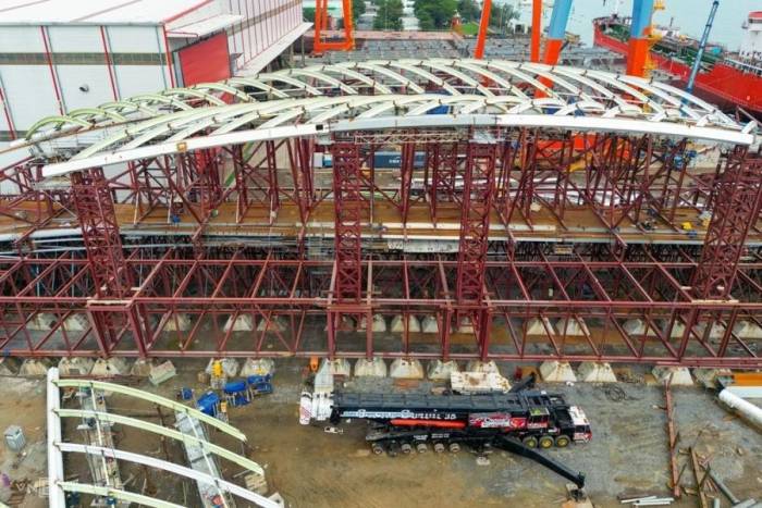 Vòm thép nhịp chính cầu đi bộ vượt sông Sài Gòn được thi công tại nhà máy Đại Dũng, tháng 7/2026. Ảnh: Đăng Khoa