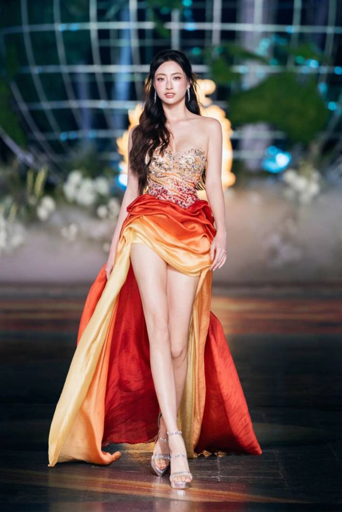 Lương Thùy Linh lấy lại bình tĩnh rồi catwalk tiếp sau sự cố.