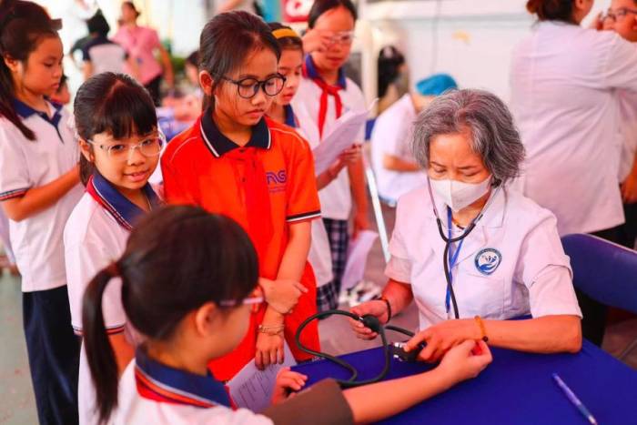 Học sinh ở Hà Nội được khám sức khỏe miễn phí. Ảnh: Diệu Linh