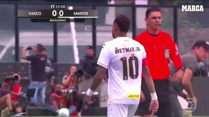 Luật chống câu giờ mới lần đầu được áp dụng với Neymar