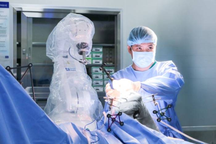Bác sĩ Khoa thay khớp gối cho bà Thanh với sự hỗ trợ của robot Cuvis-Joint. Ảnh: Bệnh viện Đa khoa Tâm Anh