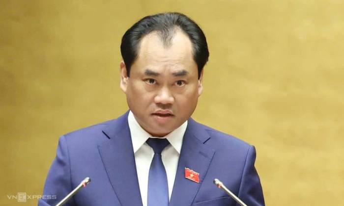 Bộ trưởng Nông nghiệp và Môi trường Trịnh Việt Hùng trình dự án Luật sáng 19/8. Ảnh: Hoàng Phong