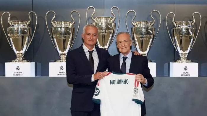 HLV Jose Mourinho (trái) cùng chủ tịch Florentino Perez trong buổi lễ ra mắt với tư cách tân HLV trưởng của Real Madrid ngày 18/8. Ảnh: Real Madrid FC