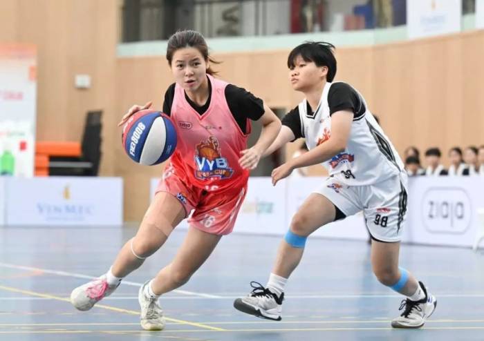 Pha tranh bóng trong trận chung kết nữ mùa 2025 giữa THPT Phan Đình Phùng và Vinschool The Harmony. Ảnh: Giang Huy