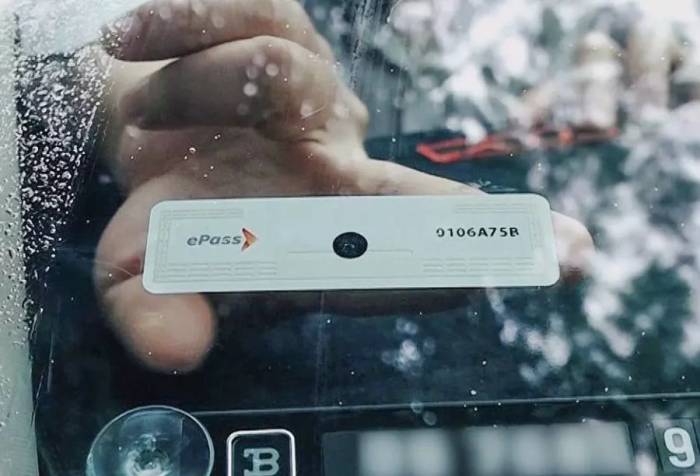 Thẻ ePass dán trên kính. Ảnh: Huy Mạnh