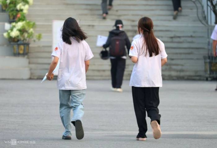 Thí sinh đến thi ở trường chuyên Tuyên Quang, sáng 14/8. Ảnh: Thanh Hằng