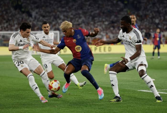 Lamine Yamal đi bóng trong trận Barca gặp Real Madrid tại sân La Cartuja, Seville, Tây Ban Nha ngày 26/4/2026. Ảnh: Reuters