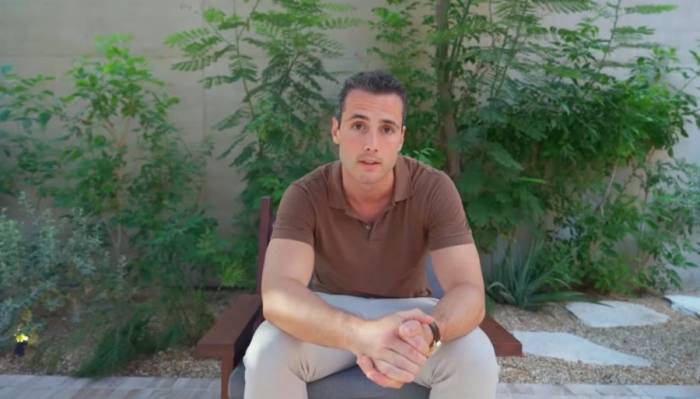 Ryan Walker ngồi bên ngoài khu nghỉ ở Mexico hôm 5/8. Ảnh: CNN