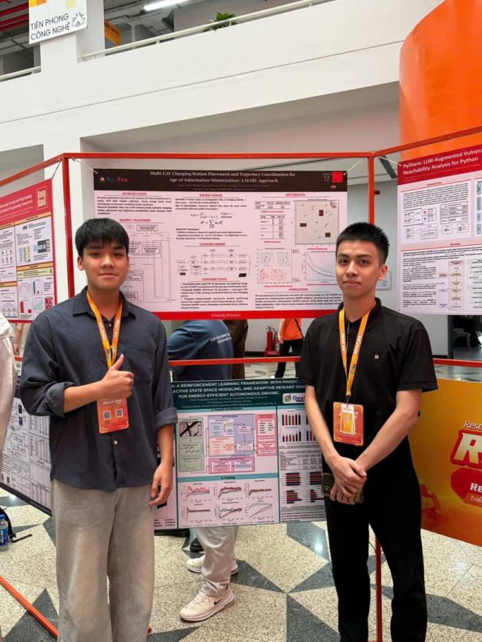 Nguyễn Hoàng Minh và Nguyễn Đức Mạnh, sinh viên Swinburne Việt Nam, Khối Giáo dục FPT. Ảnh: Khối Giáo dục FPT