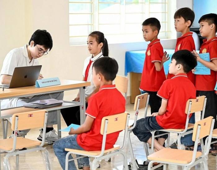Các em học sinh được đoàn bác sỹ Bệnh viện Đại học Y Hà Nội khám sức khỏe tổng quát, tư vấn và cấp phát thuốc theo chỉ định. Ảnh: BTC