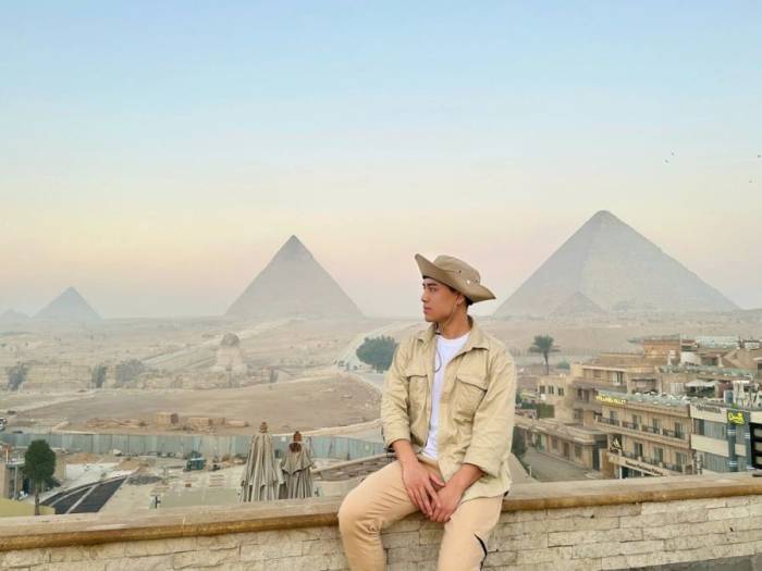 Hiếu chụp ảnh lưu niệm khi đến Cairo, Ai Cập du lịch năm 2023.