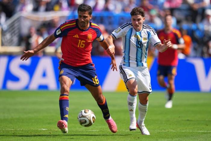 Rodri kiểm soát bóng trước Julian Alvarez trong trận chung kết World Cup 2026. Ảnh: AP