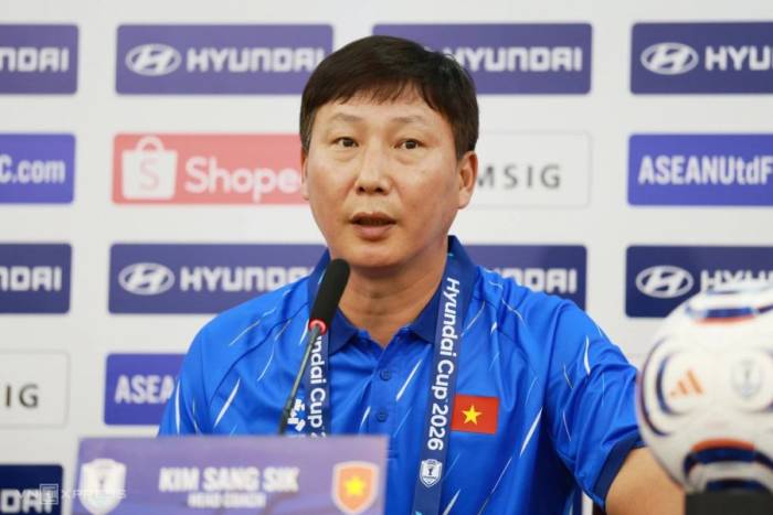 HLV người Hàn Quốc Kim Sang-sik của Việt Nam họp báo tại trụ sở LĐBĐ Việt Nam (VFF) ngày 18/8/2026, trước lượt về bán kết ASEAN Cup 2026 gặp Malaysia. Ảnh: Đức Đồng