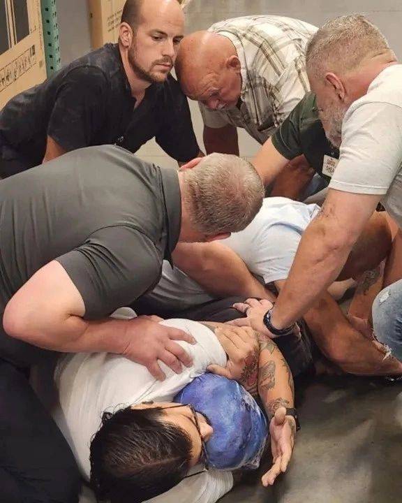 Hành khách và nhân viên khống chế Jose Alejandro Giraldo. Ảnh: WSPA