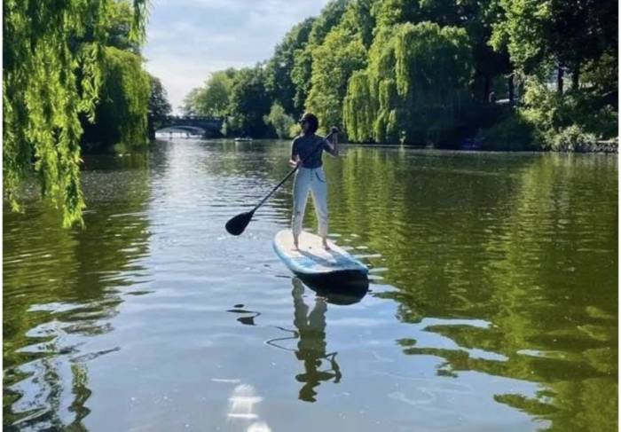 Chị Vân Anh tận hưởng cuối tuần ở hồ Alster, Hamburg, Đức. Ảnh Nhân vật cung cấp