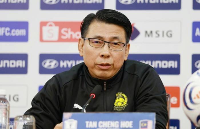 HLV Tan Cheng Hoe họp báo tại trụ sở LĐBĐ Việt Nam (VFF), Mỹ Đình, Hà Nội sáng 18/8/2026, trước trận gặp Việt Nam ở lượt về bán kết ASEAN Cup 2026. Ảnh: Đức Đồng