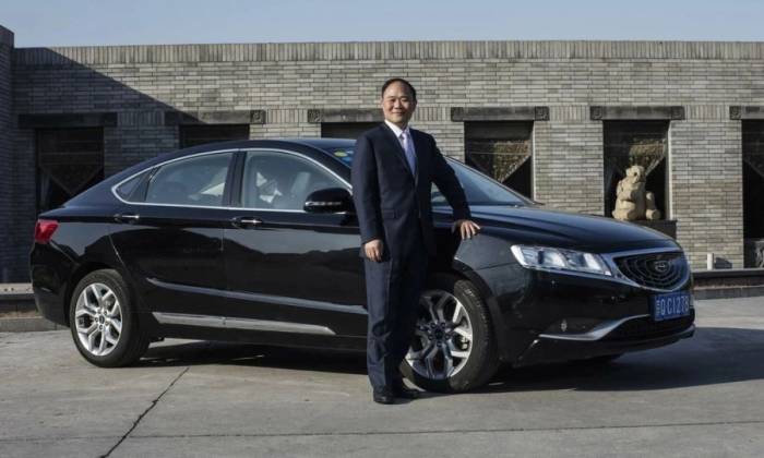 Ông Lý Thư Phúc bên một mẫu xe Geely. Ảnh: Geely