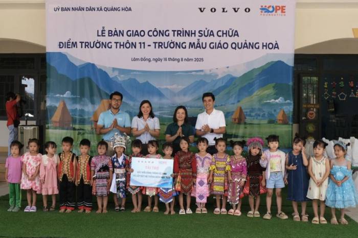 Lễ bàn giao công trình sửa chữa điểm trường tại tỉnh Lâm Đồng cùng Volvo Car Việt Nam. Ảnh: Quỹ Hy Vọng