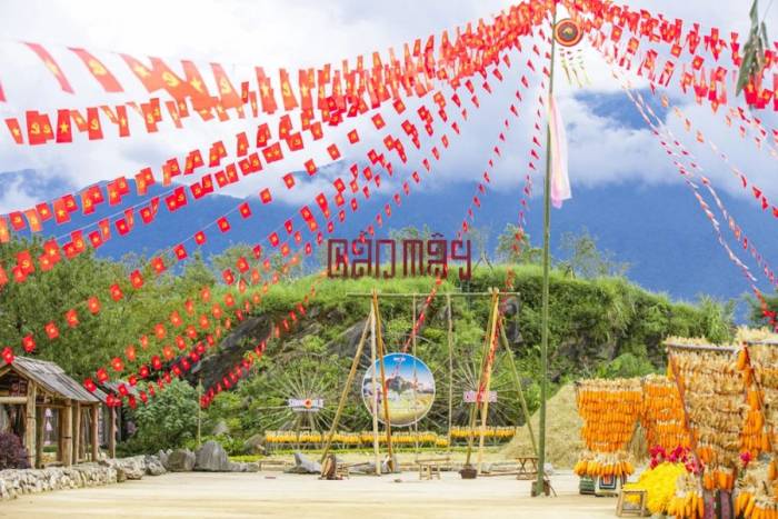 Bản Mây tại Fansipan được trang hoàng cờ hoa. Ảnh: Sun Group