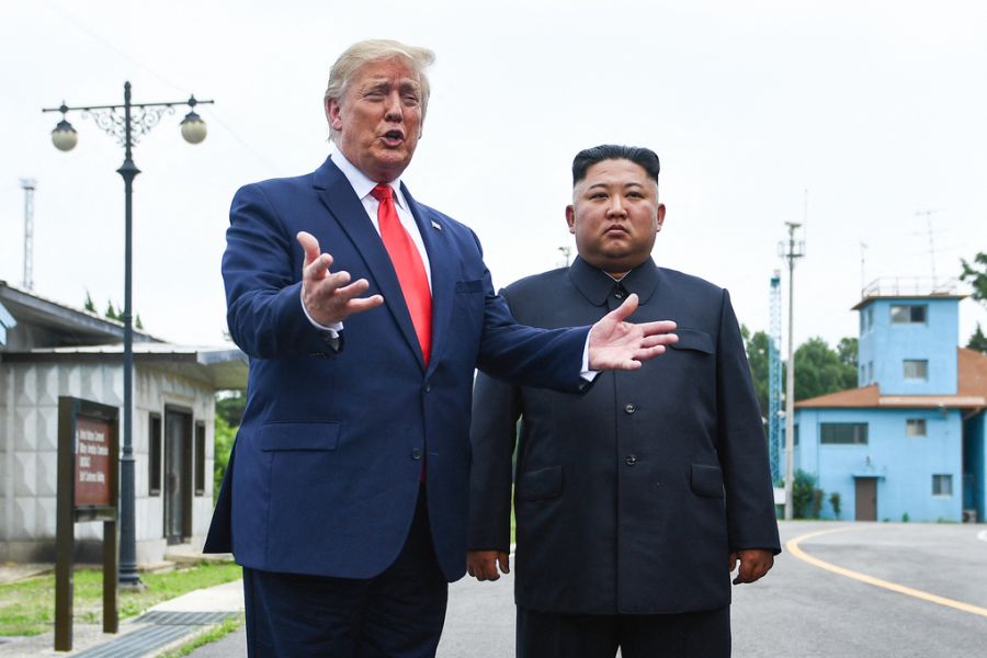 Tổng thống Mỹ Donald Trump (trái) và lãnh đạo Triều Tiên Kim Jong-un tại Bàn Môn Điếm vào tháng 6/2019. Ảnh: AFP