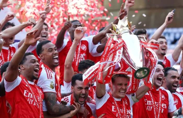 Các cầu thủ Arsenal nâng Cup vô địch Ngoại hạng Anh mùa 2025-2026 trên sân Selhurst Park, London, Anh ngày 24/5/2026. Ảnh: Reuters