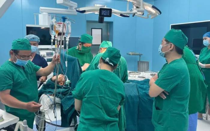 Các y bác sĩ tuyến cuối phẫu thuật cho bệnh nhân tại Trung tâm Y tế Quân dân y Côn Đảo. Ảnh: Bệnh viện cung cấp